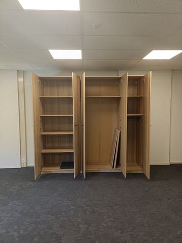 Grote kledingkast met planken en hangruimte