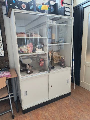 Gratis twee vitrinekasten (locatie Arnhem)