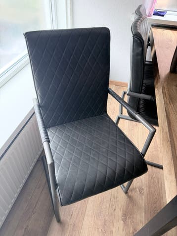 12 gebruikte stoelen, diverse kwaliteit, kunnen nog een rond