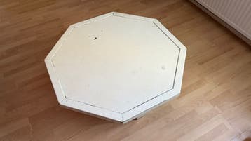 Gratis: Witte achthoekige salontafel