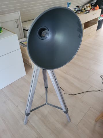 Gratis stoere Vloerlamp met Houten Statief en Grijze Kap