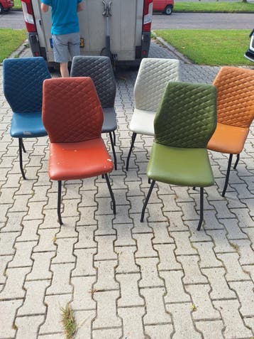 Set van 6 gebruikte eetkamerstoelen in diverse kleuren