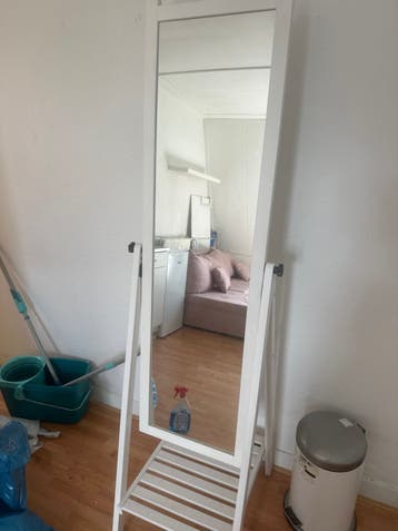 Witte staande spiegel met houten frame