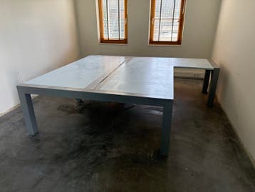 Groot bureau met metalen RVS onderstel GRATIS AFHALEN
