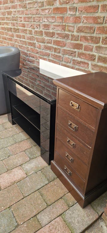 Gratis: Houten kastje, zwarte dressoir en grijze stoel