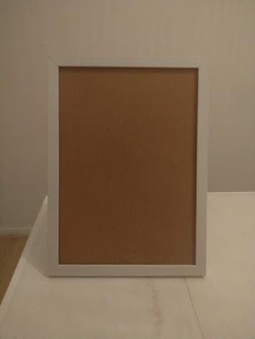 GRATIS Fotolijstje wit (staand + ophangen)