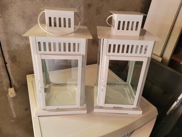 2 Witte Metalen Lantaarns