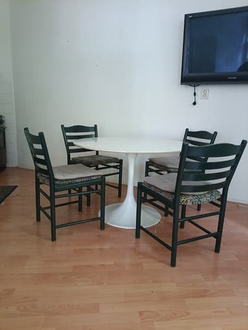 Eettafel met vier stoelen.