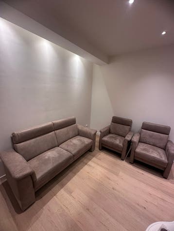 Gratis vandaag Comfortabele 2-zitsbank met 2 fauteuils -