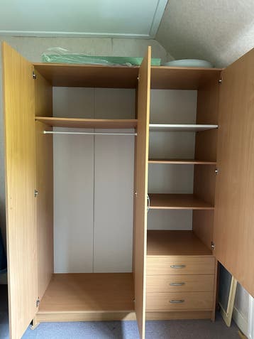 Ruime kledingkast met lades en hangruimte