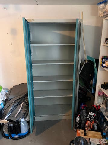 Metalen kast met planken - Ideaal voor opslag