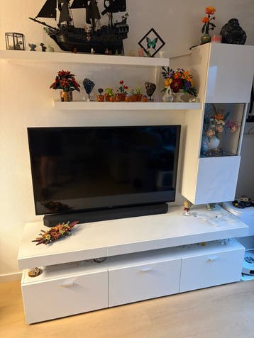 GRATIS Modern wit tv-meubel met opbergruimte en wandplanken