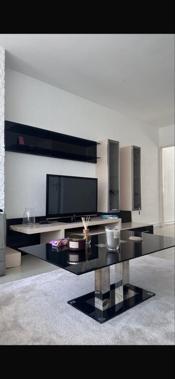 Modern TV-meubel met opbergkasten en salontafel