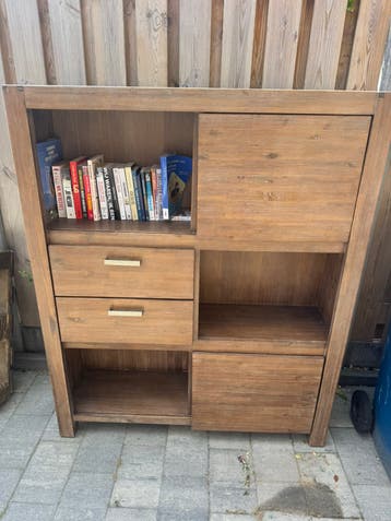 Gebruikte houten kast