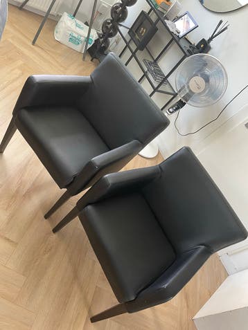 2 zwarte eetkamerstoelen - gratis af te halen
