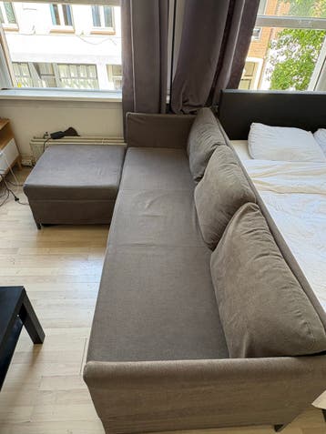 Comfortabele hoekbank met opbergruimte en poef