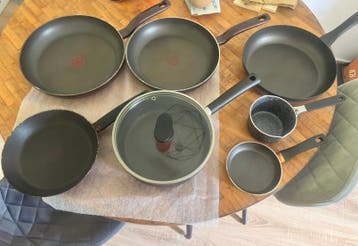 5 koekenpannen, 1 hapjespan met deksel en een steelpannetje