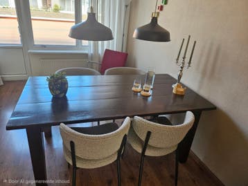 Mooie, robuuste eettafel (zonder stoelen!)