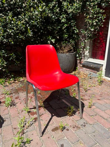 Knalrode stoelen