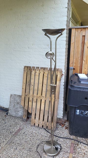 Moderne uplighter met leeslamp - werking onbekend