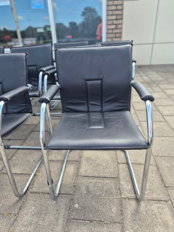 Zwarte conferentiestoelen met chromen frame