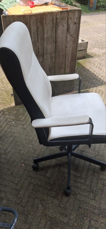 Witte bureaustoel met armleuningen