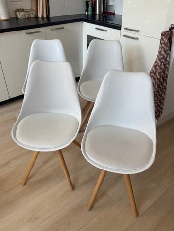 4 witte kuipstoelen