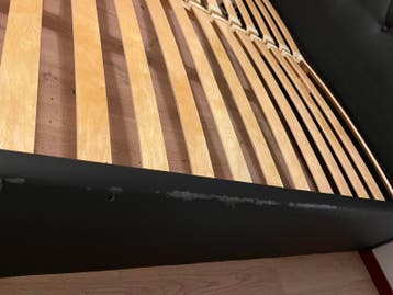 Gratis 2 persoons  bed 160x200 zonder matras.