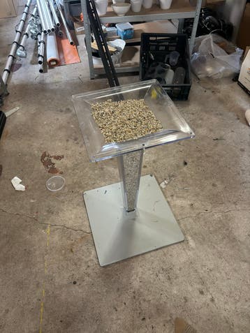 Moderne transparante zuil met plateau