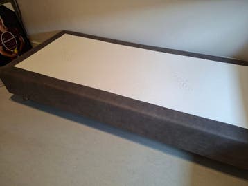 Gratis af te halen 2 x boxspring zonder matras 90210