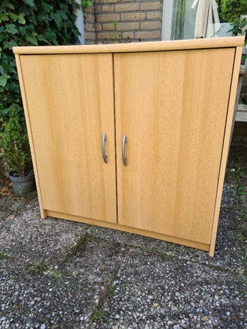 Houten kastje met twee deuren en legplanken