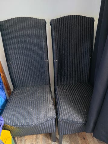 Twee zwarte rotan eetkamerstoelen