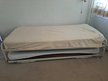 Eenpersoons bed met onderschuifbed
