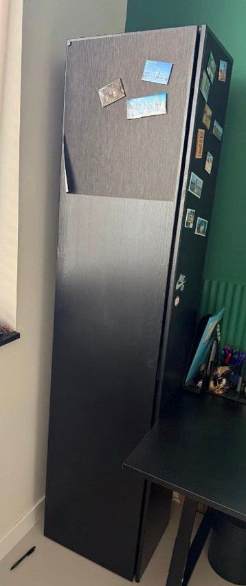 Hoge zwarte houten kast