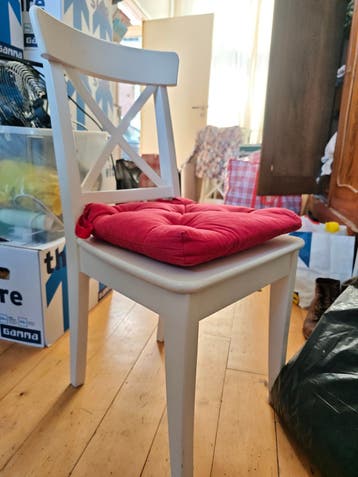 5 witte IKEA Ingolf stoelen met 4 kussens