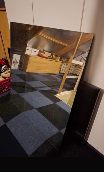 Spiegel, 100 x 100 cm inclusief bevestiging GRATIS