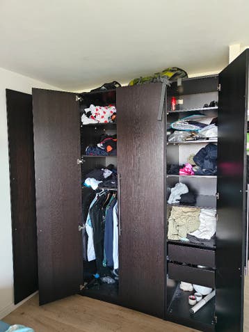 Mooie grote zwarte kledingkast