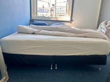 Gratis zwart bedframe & matras (Ikea)