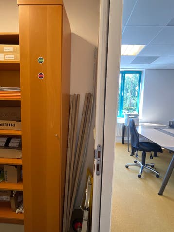 Houten kast met planken - Ideaal voor kantoor of opslag