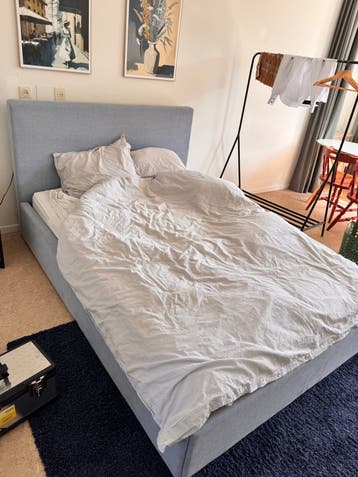 Comfortabel tweepersoonsbed met stoffen bekleding