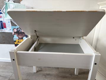 Wit kinderbureau met opbergruimte