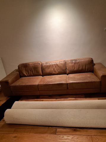 gratis 293cm cognackl. lederen bank NL-product Cartel Living
