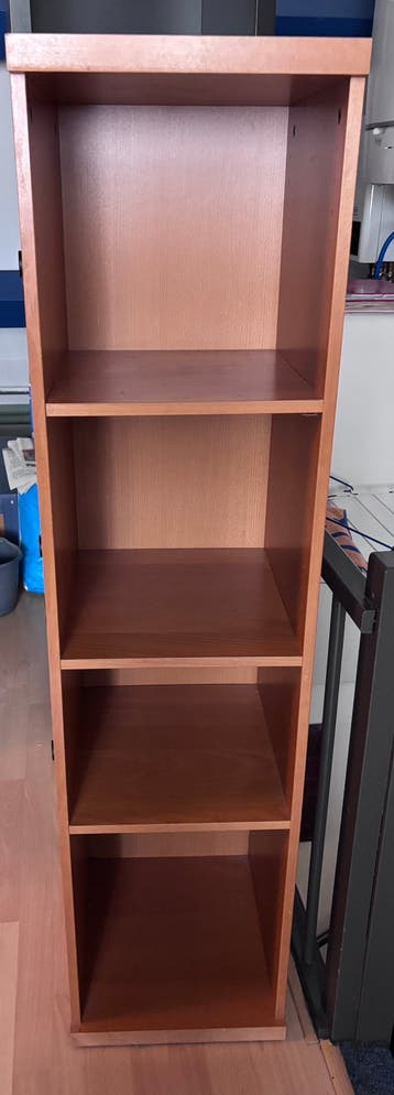 Open kast met drie planken