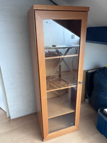 Kastje met drie planken en glasdeur