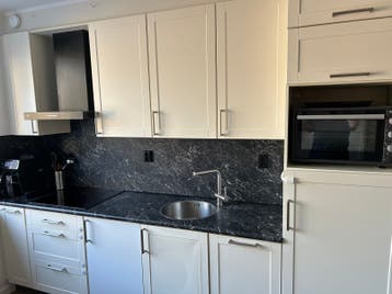 Keuken met afzuigkap, vaatwasser en koelkast