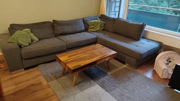 Complete zithoek met Goossens hoekbank, bijzettafel en kleed