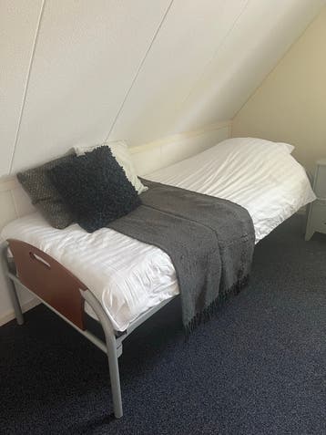 Comfortabel eenpersoonsbed(den) met metalen frame