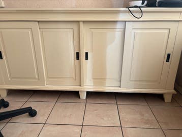 Crèmekleurig dressoir met schuifdeuren