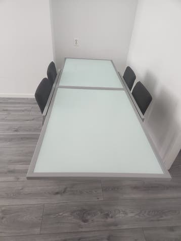 GRATIS Uitschuifbare glazen eettafel en 4 stoelen