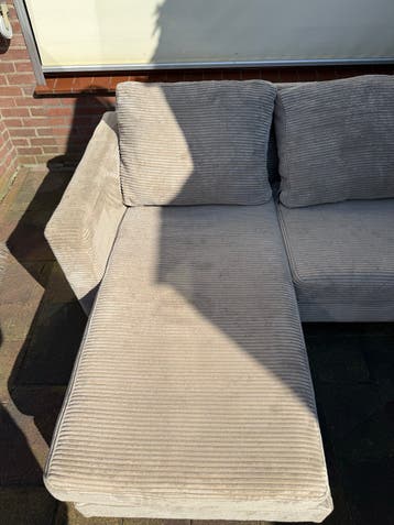 Hoekbank met gebruikerssporen (hond en kat)
